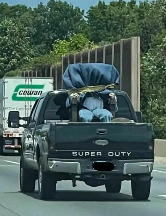 Camioneta con hombre amarrado detrás