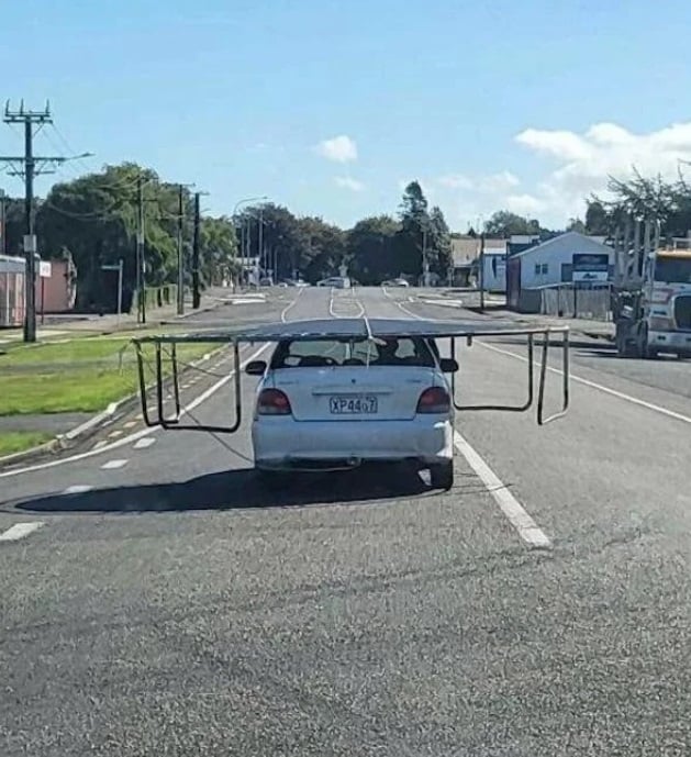 Carro cargando con trampolín