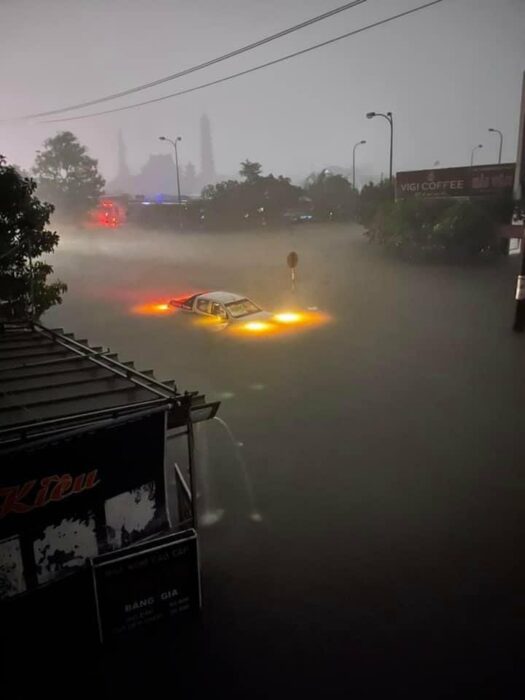 Carro con luces encendidas en agua