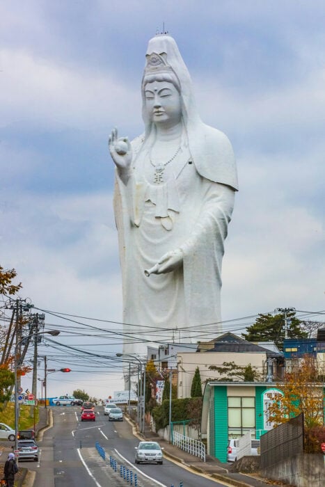 Estatua de Sendai Daikannon en Sendai Japón