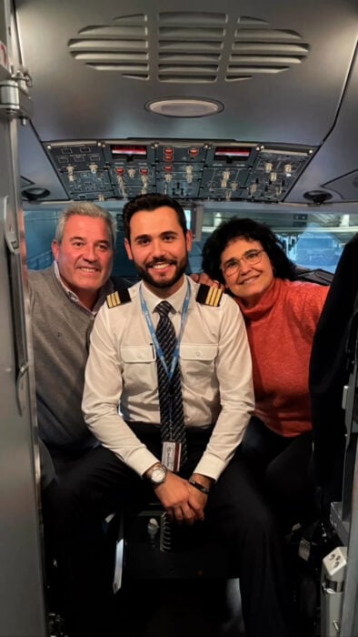 Agradece a sus padres en el primer vuelo que comparten juntos