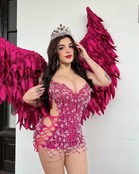 Karely Ruiz con su disfraz de ángel