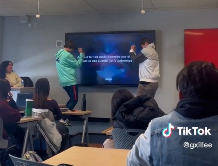 Maestra castiga a alumnos con baile de TIkTok