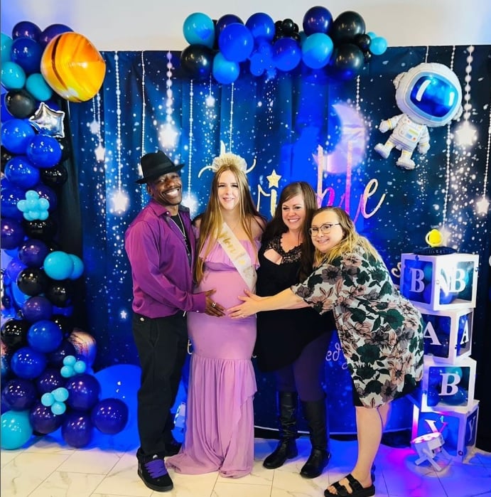 Nick Davis y sus tres esposas en baby shower