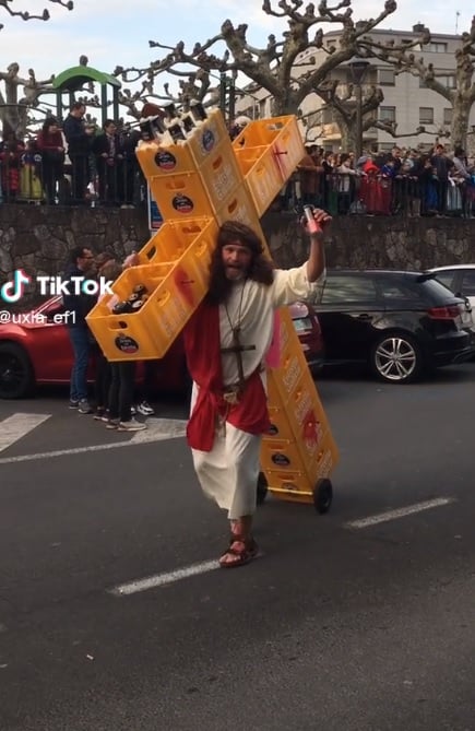 Hombre se viste como Jesucristo y carga cruz hecha de cajas de cerveza