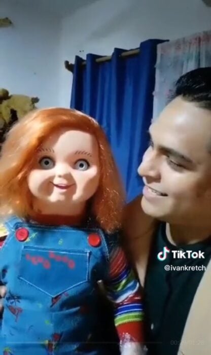 Ivan Kretch saludando a su nuevo muñeco Chucky