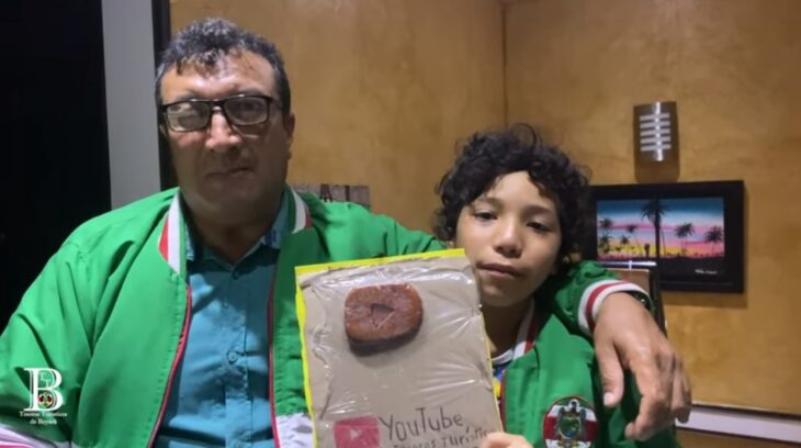 Manuel Salvador mostrando la plaquita que le hizo su hijo Ángel Emanuel por su canal de YouTube