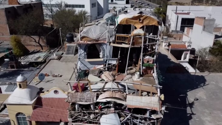 Terra de la casa construida con materiales reciclados