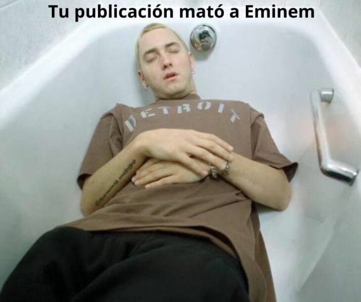 Eminem en bañera dormido