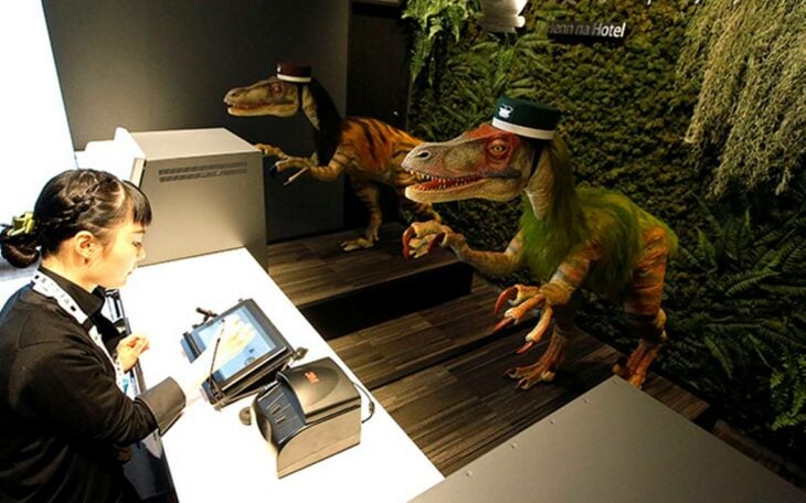 Un hotel en Tokyo tiene robots dinosaurios como recepcionistas