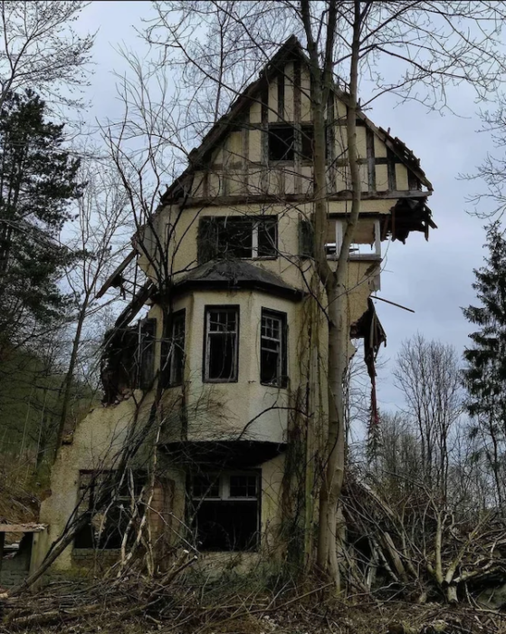 Casa abandonada medio destruida