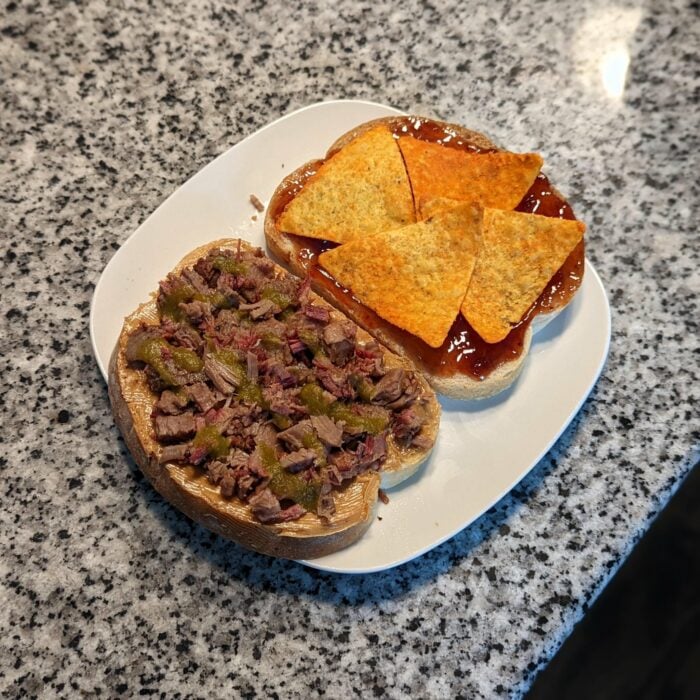 Sandqich de mantequilla de maní con carne pimiento y doritos