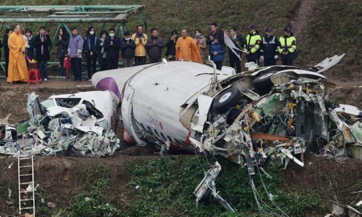 Partes del avión después del choque