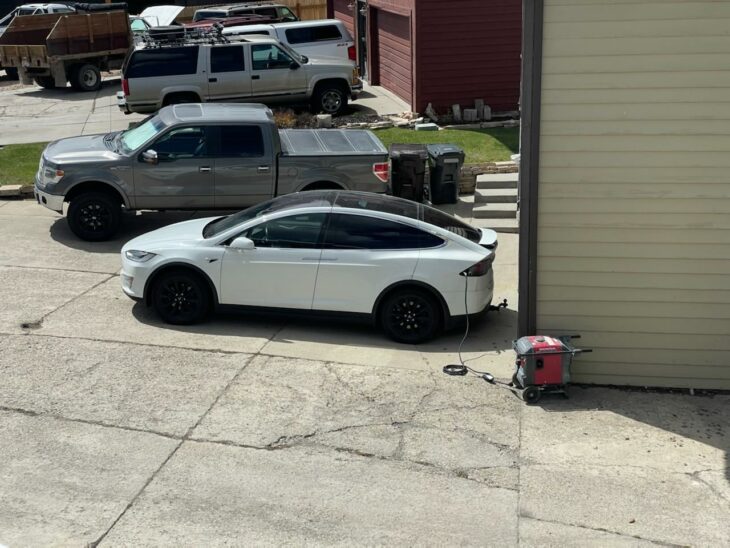 Cargando un carro eléctrico con un generador de gasolina