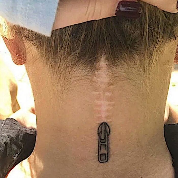 Cierre en el cuello nuca tatuaje