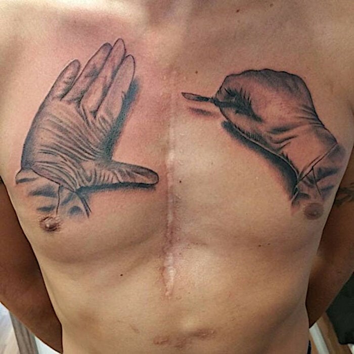 tatuaje manos de cirujano