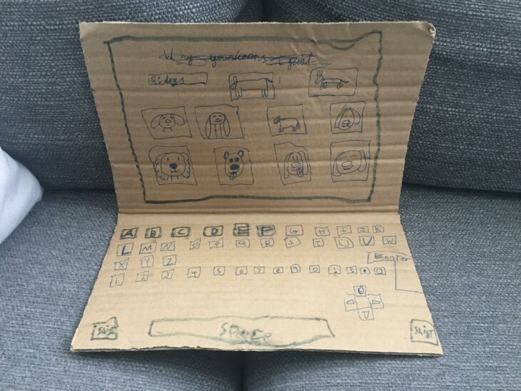 Laptop de cartón con íconos de perros dibujados