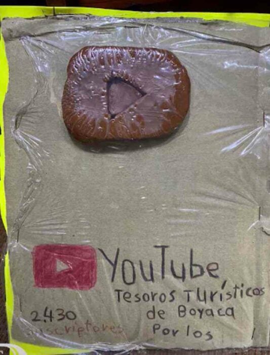 Placa que hizo Ángel Emanuel a su padre por su canal de YouTube