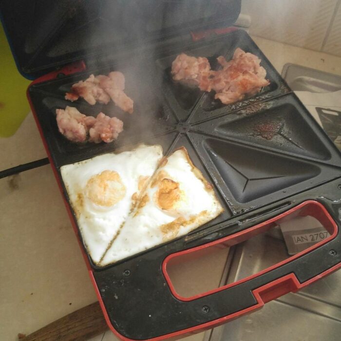 Cuando hay hambre hay manera desayuno cocinado en sandwichera