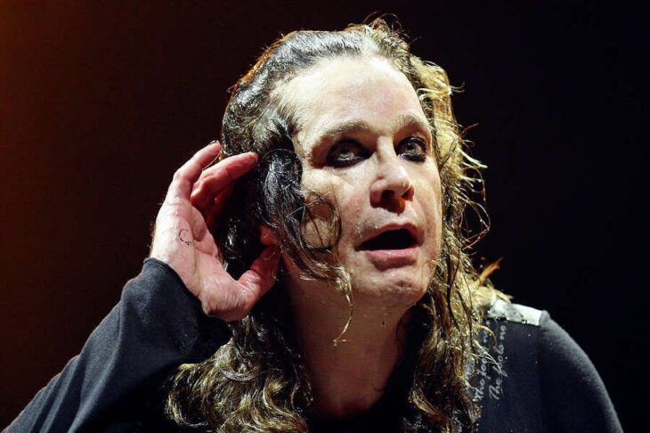 Ozzy Osbourne con la mano en el oído 