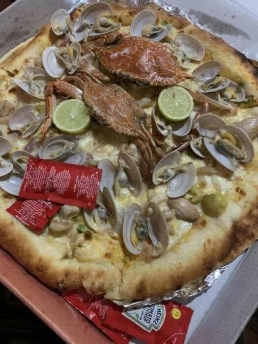 Pizza de mariscos con calcio extra