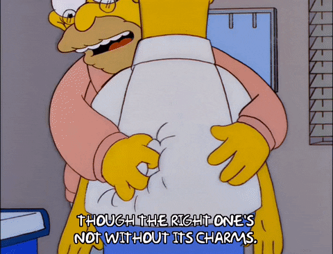 Homero y el abuelo abrazándose y tentando los riñones