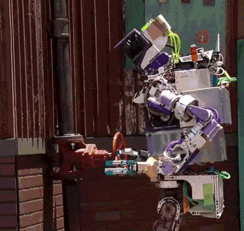 Robot Mediocre trata de girar una llave de agua y falla