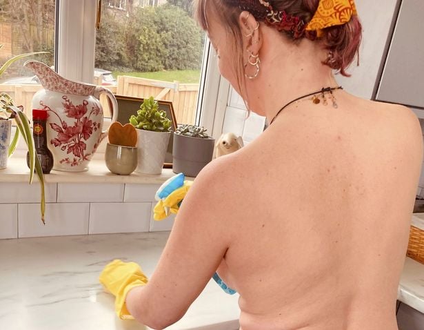 Lottie Rae limpiando una casa desnuda 