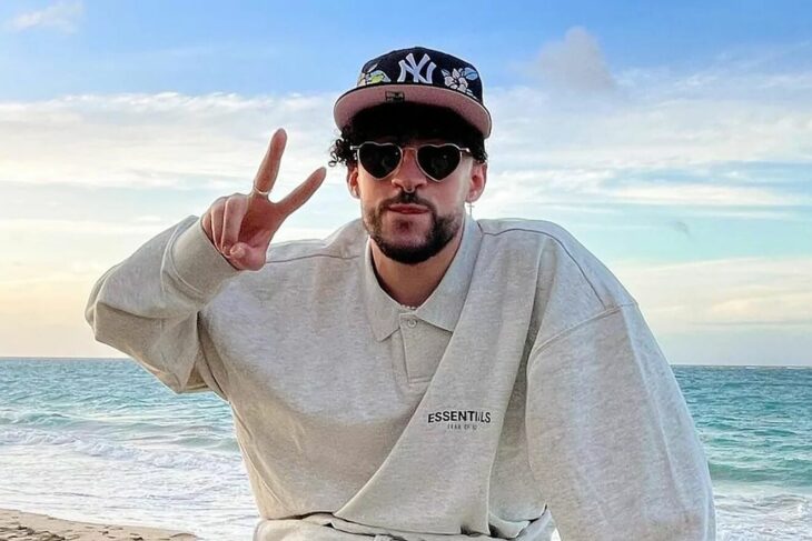 Bad Bunny con lentes de corazón en la playa