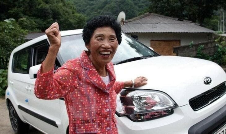Cha Sa-soon con su licencia para manejar