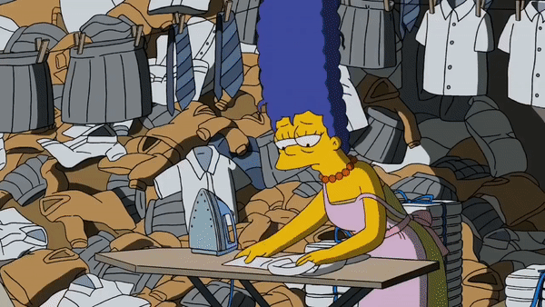 Marge doblando la ropa de los niños del colegio de lisa y cayendo dormida