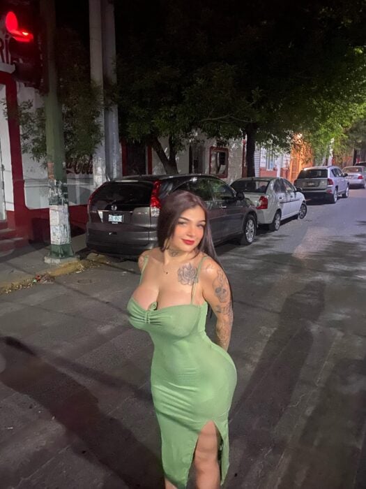 Karely Ruiz en la calle con vestido verde pistache
