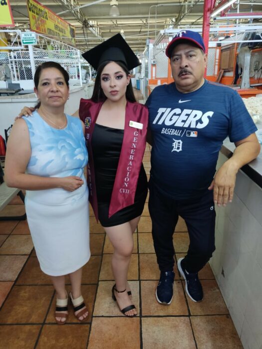 Padres con su hija graduada