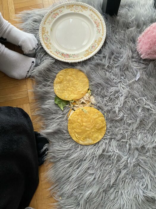 Tostadas tiradas en la alfombra