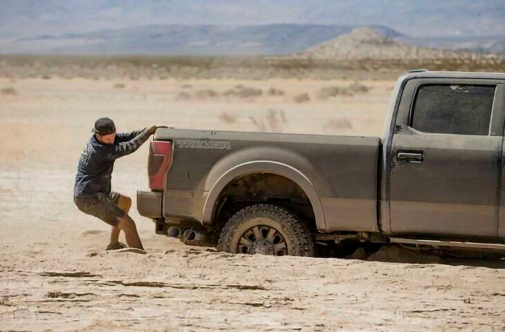 Camioneta atascada en el arena