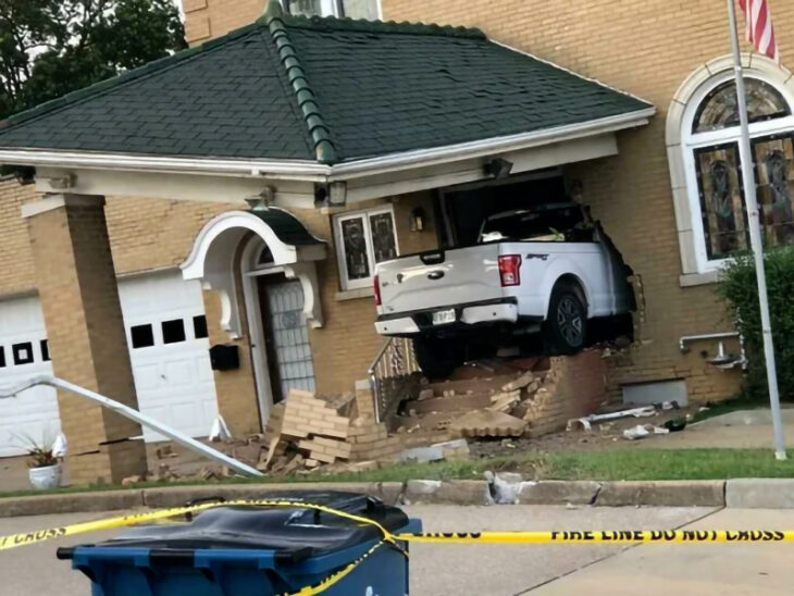 Camioneta se estrella dentro de una casa