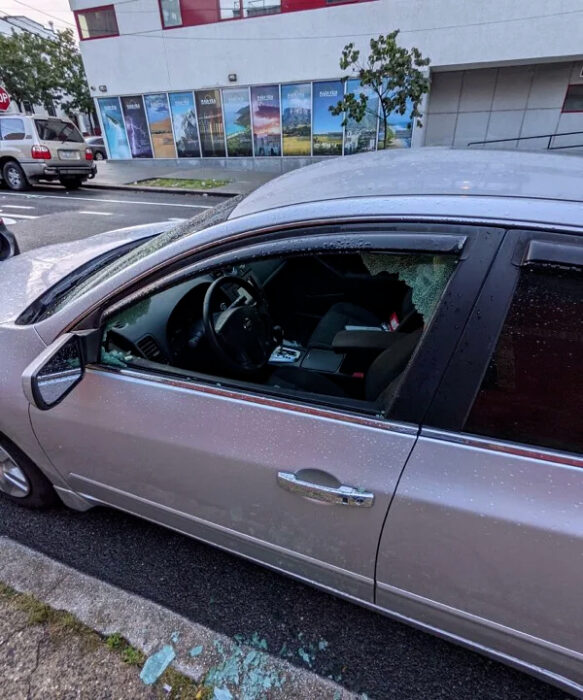 Coche con la ventana rota