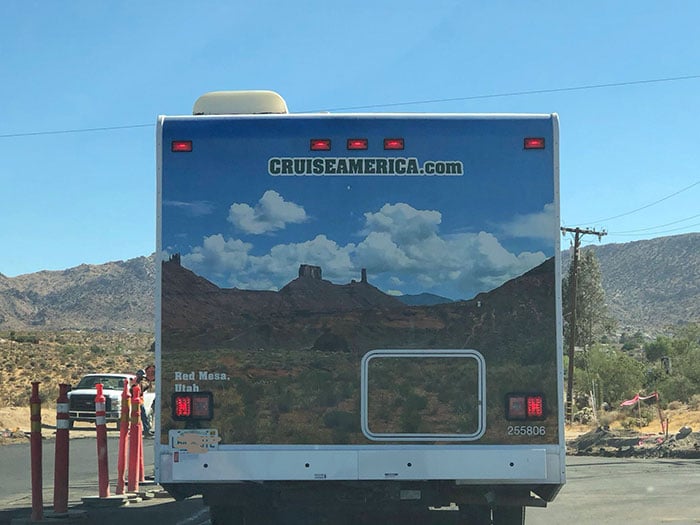 Autobús camuflajeado con naturaleza