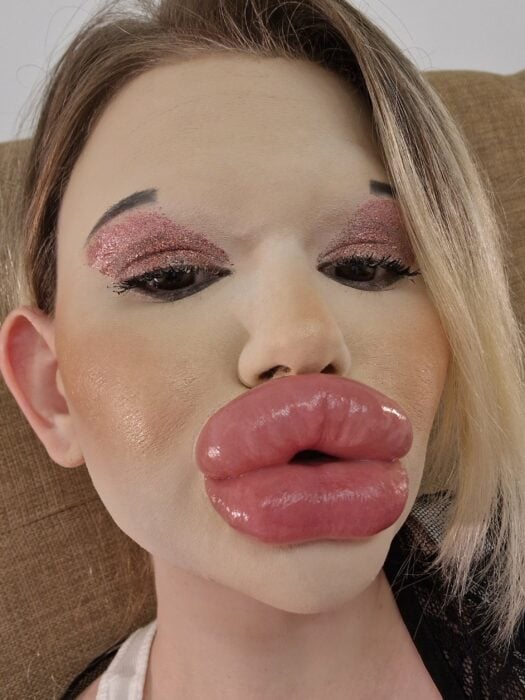 Andrea Ivanova la mujer con los labios más grandes del mundo