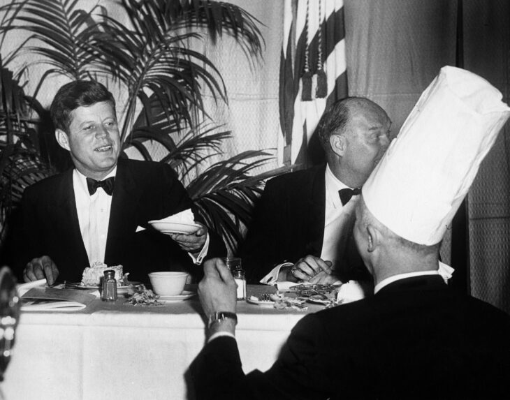 JFK comiendo