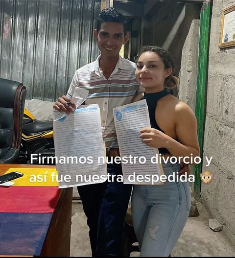 Pareja mostrando su acta de divorcio 