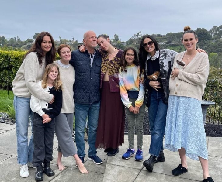 Familia de Bruce Willis celebrando su cumpleaños