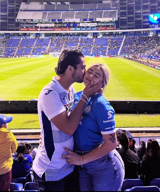 Mich Mota con su pareja en partido del Cruz Azul