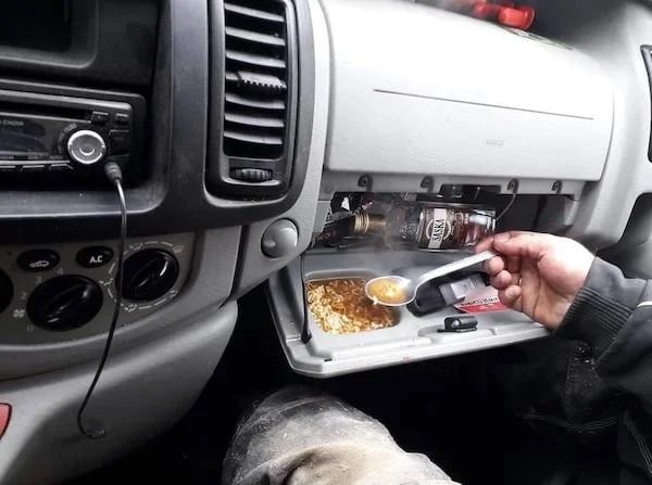 Sopa de fideos en guantera de carro