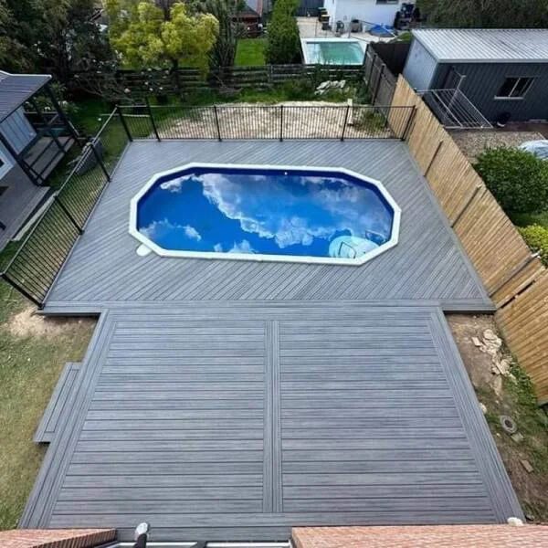 Piscina plataforma en el patio