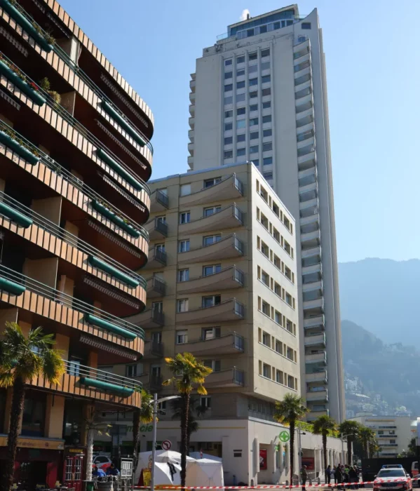 Edificio de siete pisos desde donde saltaron