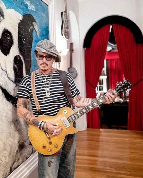 Johnny Depp con su guitarra
