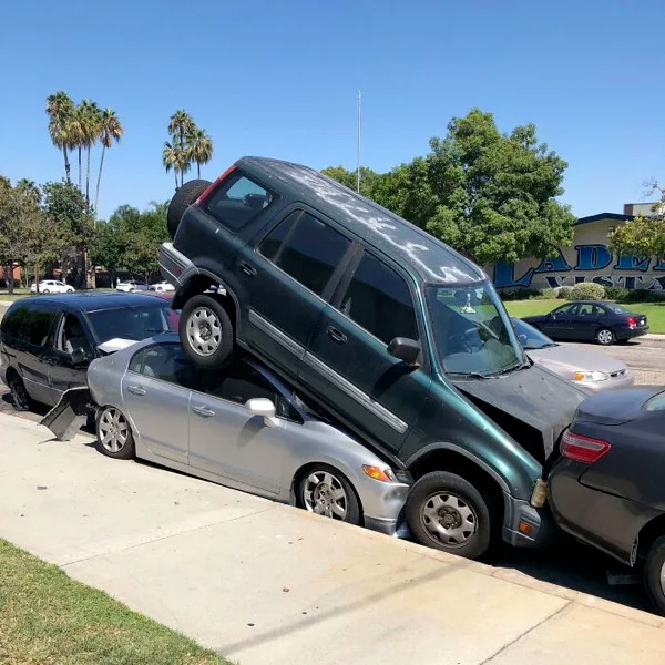 Camioneta sobre coche estacionado