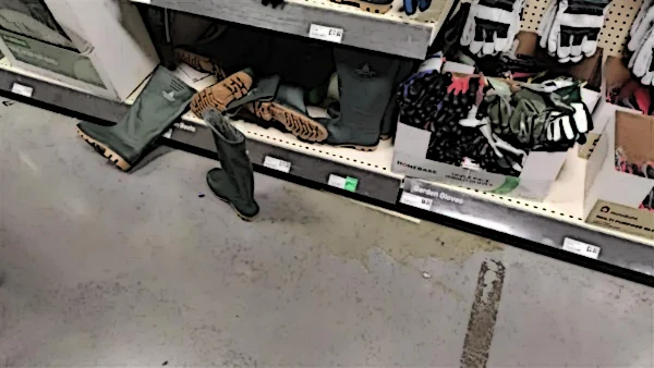 Bota con orines en un pasillo de tienda departamental