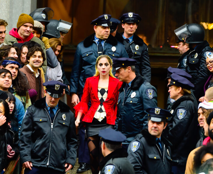 Harley Quinn escoltada por policíasLady Gaga